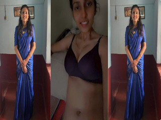 Beautiful Mallu Girl Showing Boobs