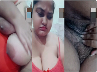 CHUBBY DESI GIRL SQUEEZING TANKER BOOBS FINGERING HER BIG JUICY PUSSY SHOWING BF ON VC